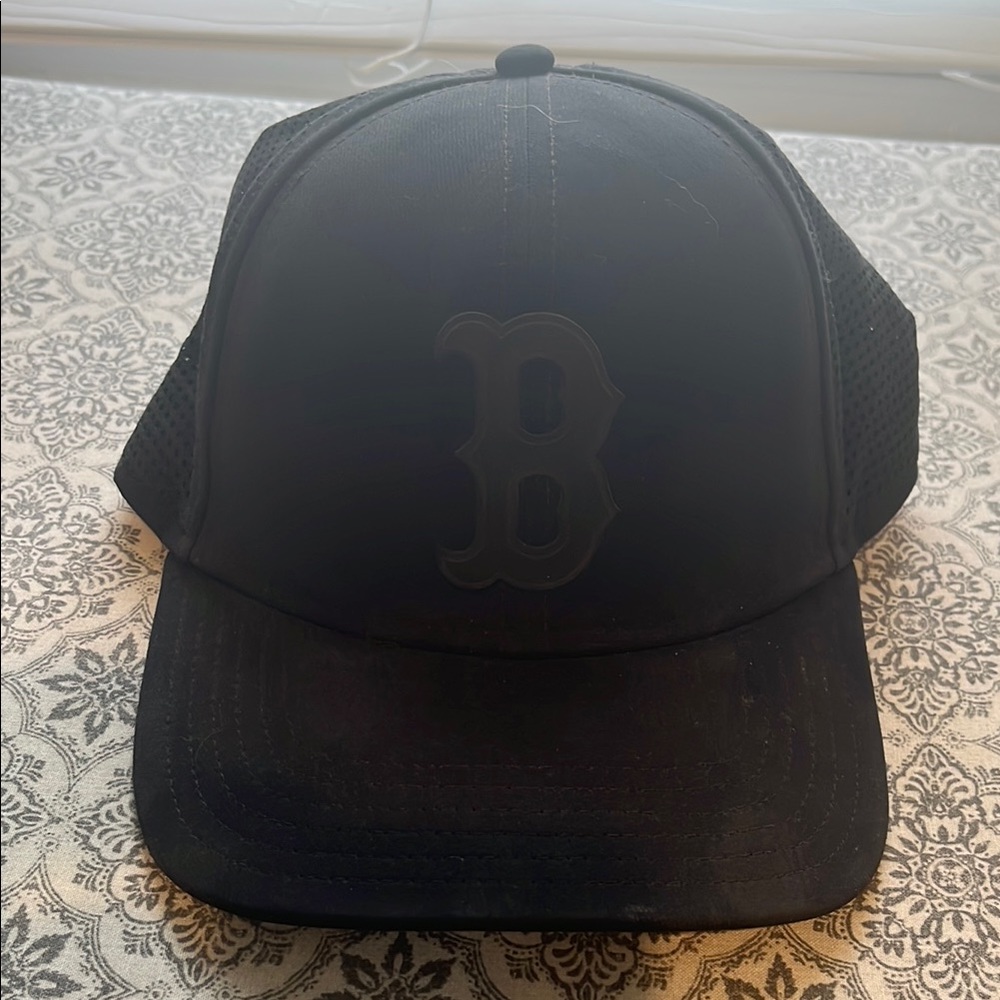 Under Armour Black Red Sox Baseball Hat Structured Design